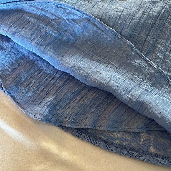 IZ Byer top with necklace - Picture 9 of 11